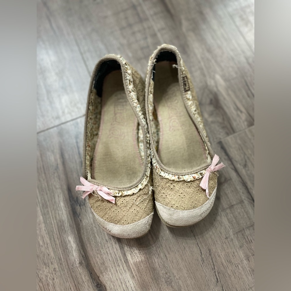 Tan casual shoes